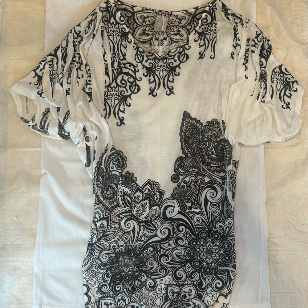 Body Central Black and White Graphic Blouse